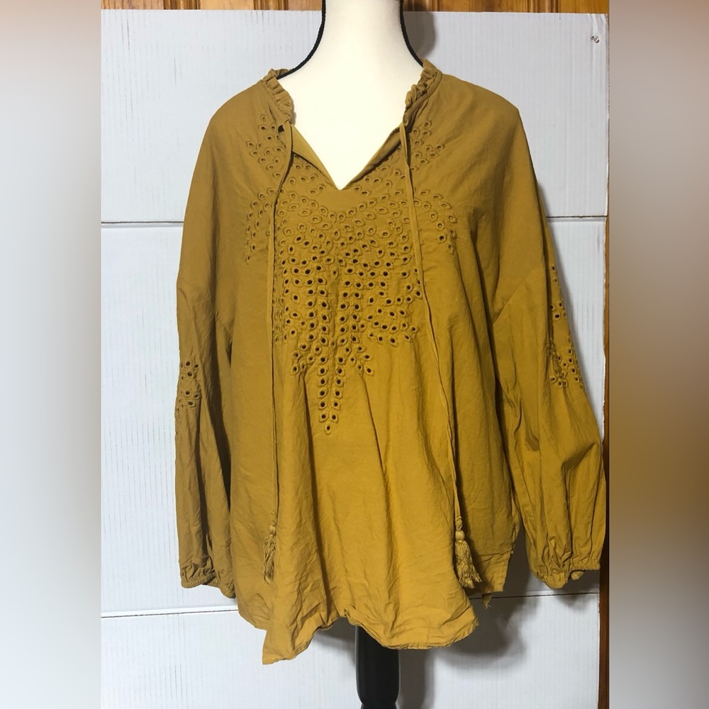 CalStyle 2x wears like a 1X gold shirt pretty detail on sleeves and bod…
